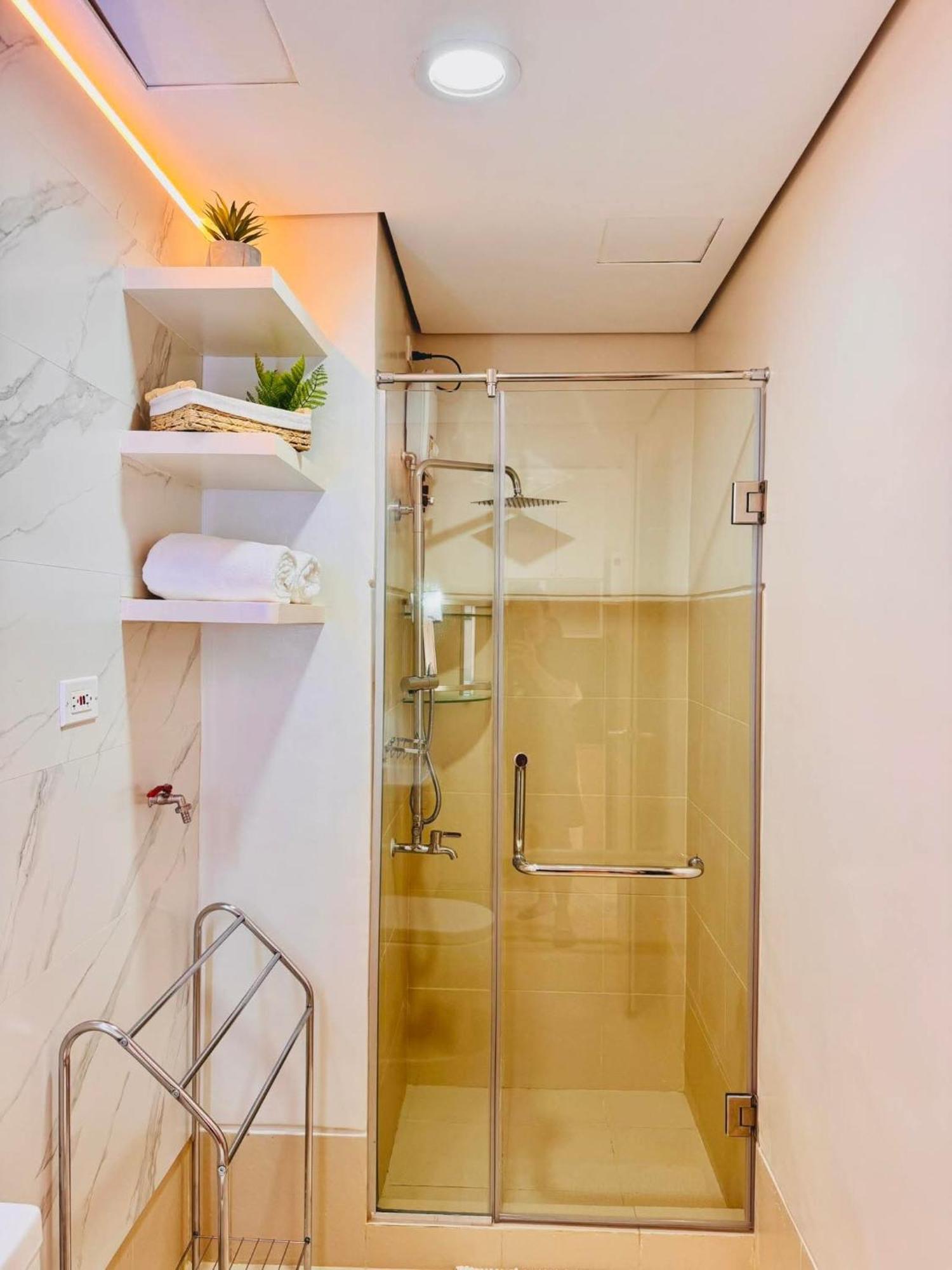 Rj Elite Escape 2Br Condo W Balcony Near Sm Iloilo エクステリア 写真