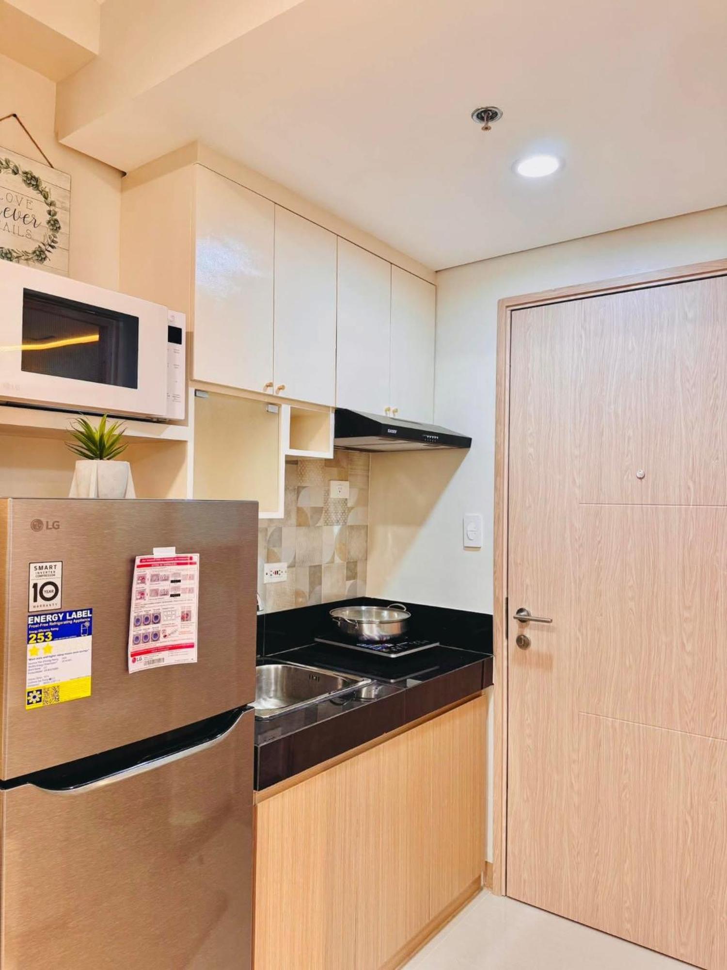 Rj Elite Escape 2Br Condo W Balcony Near Sm Iloilo エクステリア 写真